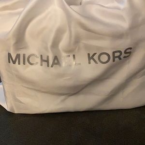 Michael Kors woman’s convertible crossbody soft pink bag.